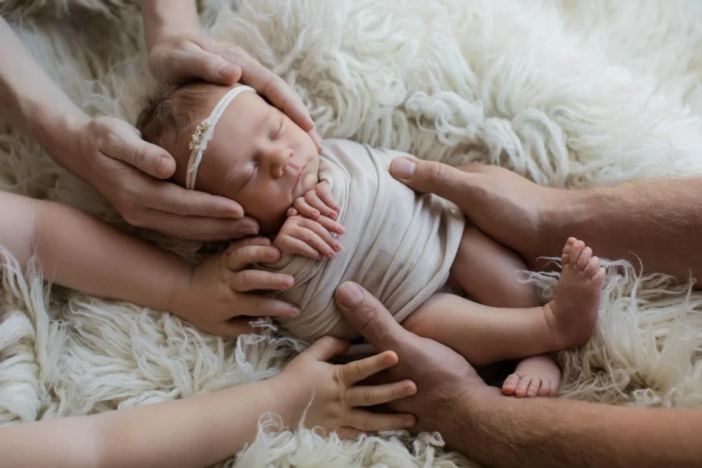 Baby Hände Familie Mama Papa Schwester