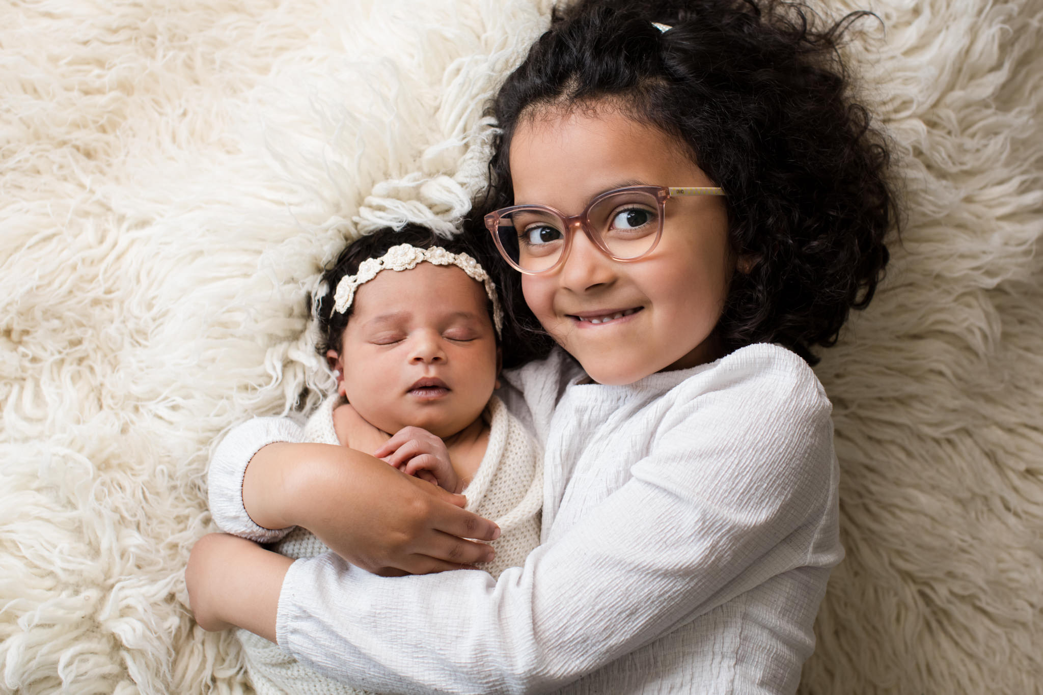 Geschwisterbilder mit Neugeborenem