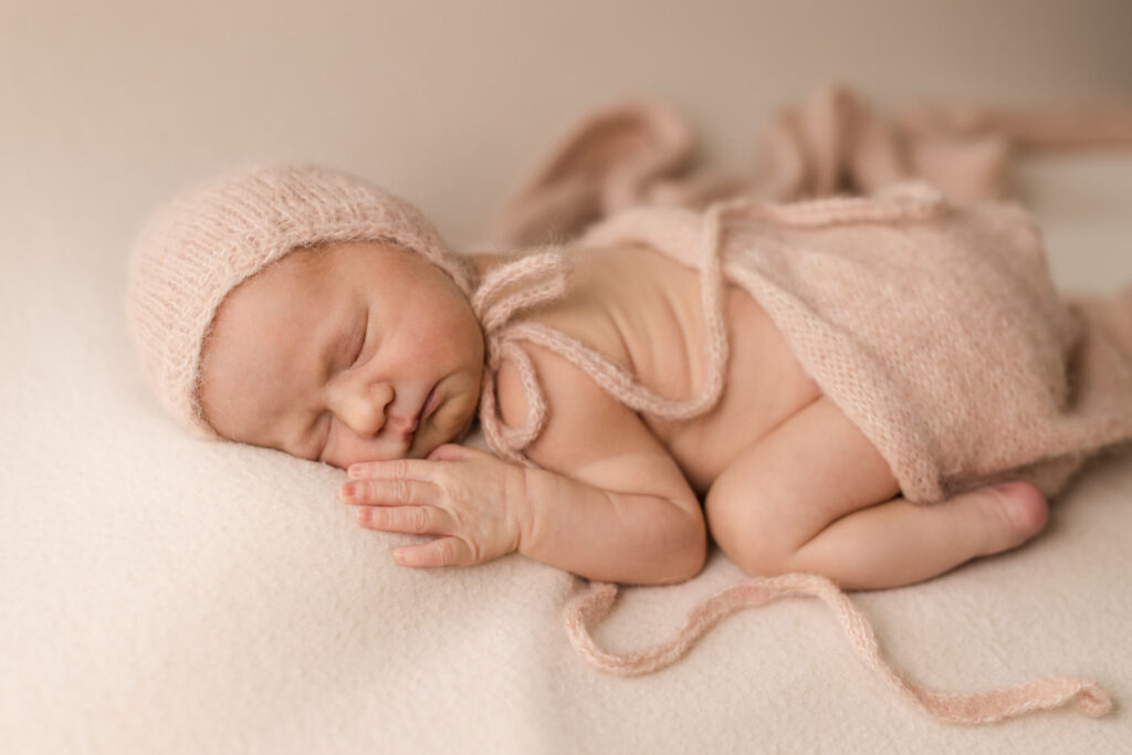 Authentische Neugeborenenfotografie Baby friedlich schlafend