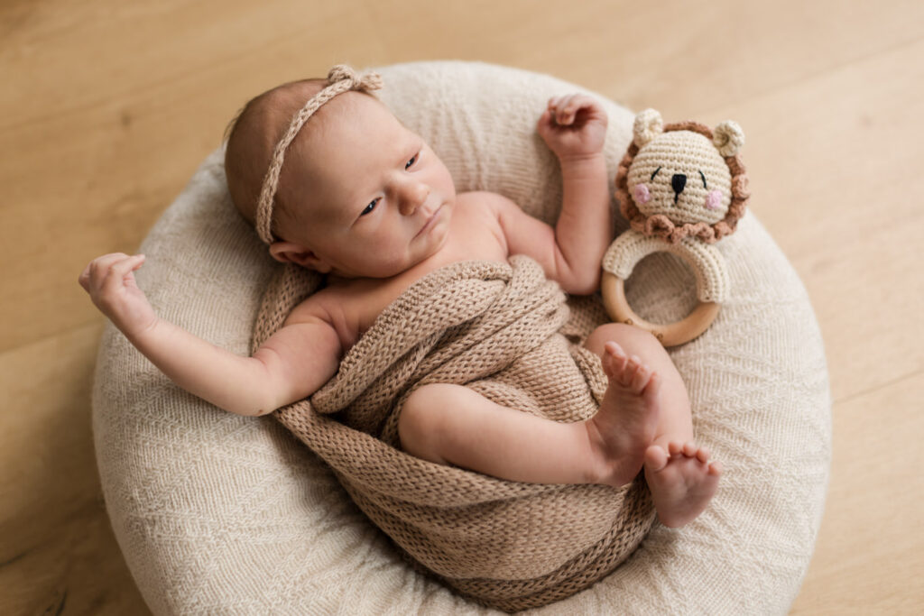 Authentische Neugeborenenfotografie Baby warm und geborgen