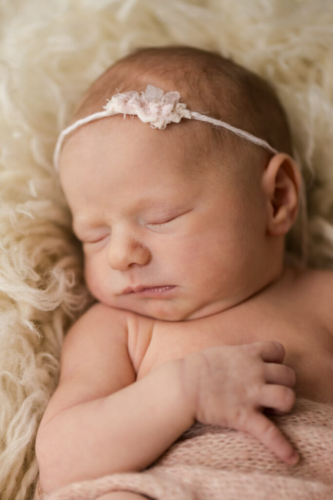 Authentische Neugeborenenfotografie behütete Momente