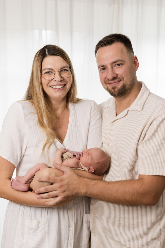 Authentische Neugeborenenfotografie innige Familienmomente