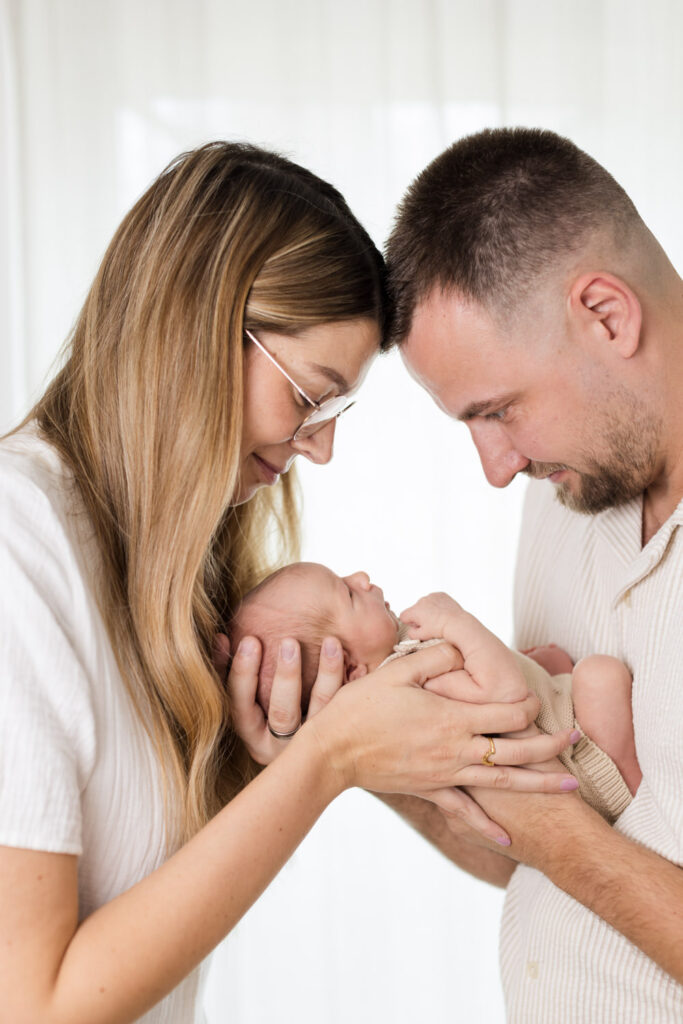 Authentische Neugeborenenfotografie kuschelige Momente