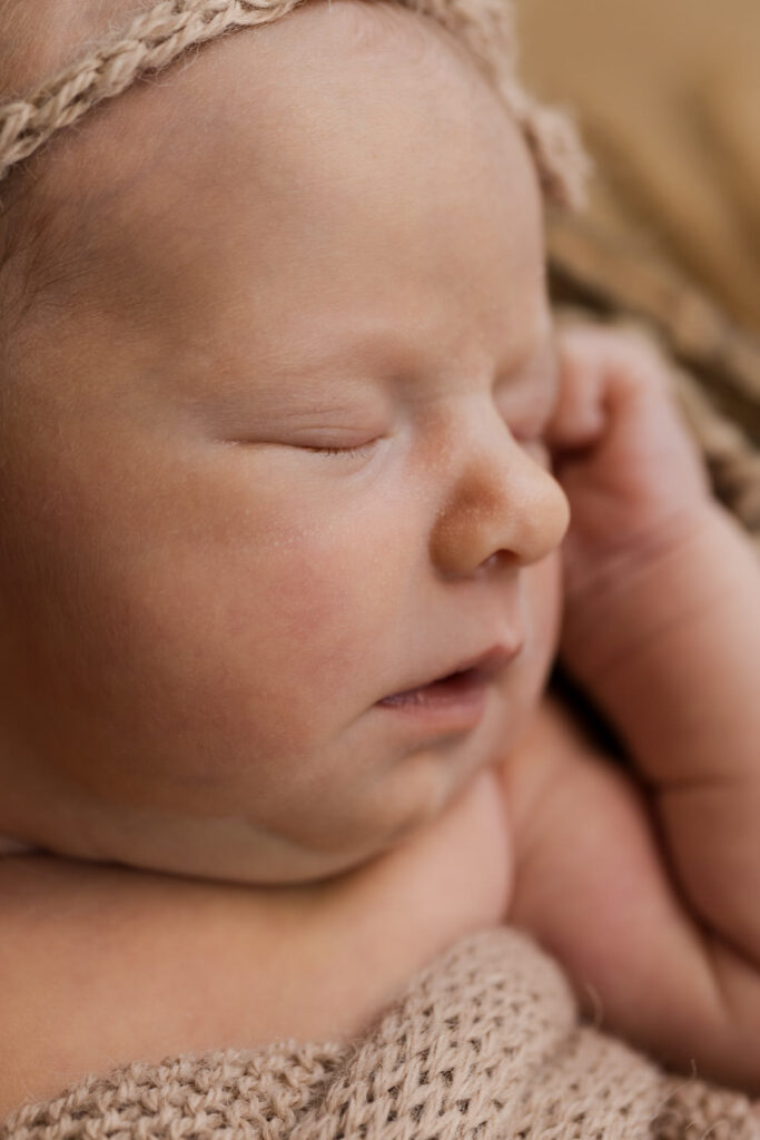 Authentische Neugeborenenfotografie zartes Babyportrait