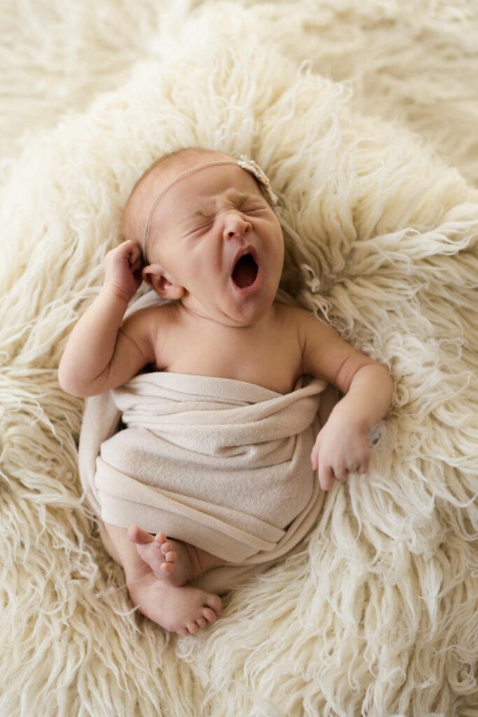 Emotionale Neugeborenenfotos Baby gepuckt-3