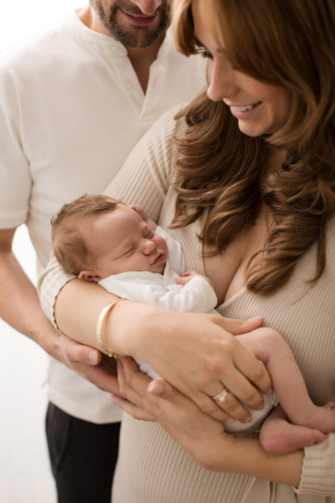Hochwertige Neugeborenenfotos bei euch im Wohnzimmer