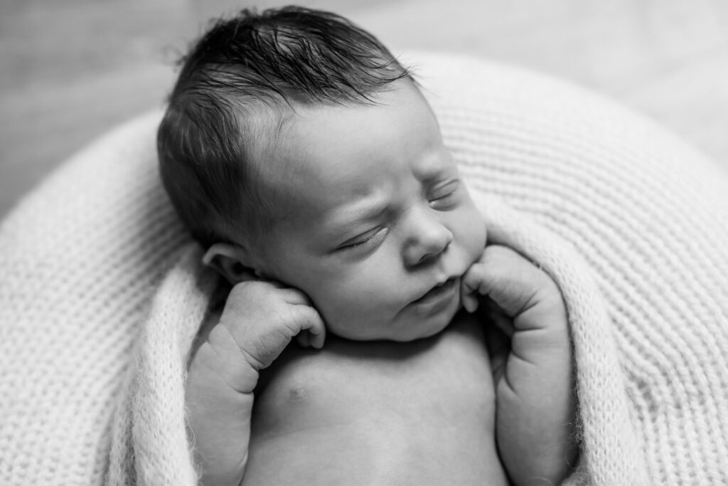 Hochwertige Neugeborenenfotos in Schwarzweiß