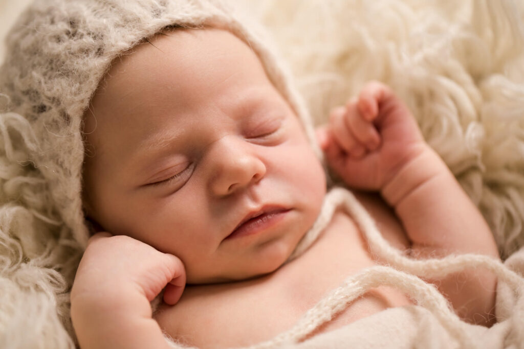 Hochwertige Neugeborenenfotos in natürlichen Farben