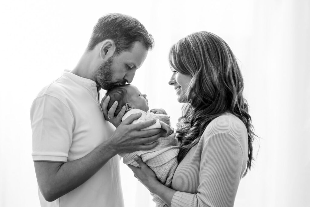 Hochwertige Neugeborenenfotos mit echten Emotionen