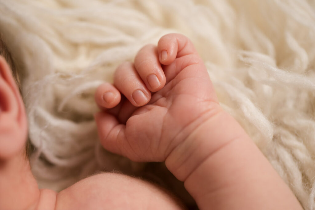 Hochwertige Neugeborenenfotos mit sanften Nahaufnahmen