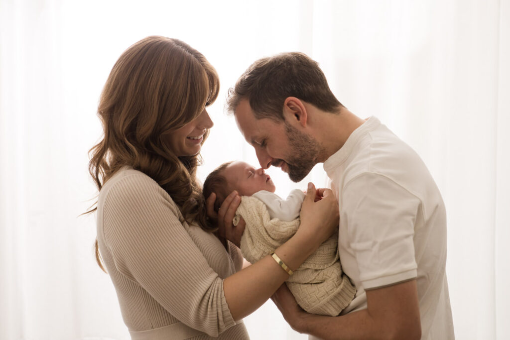 Hochwertige Neugeborenenfotos und liebevolle Familienmomente