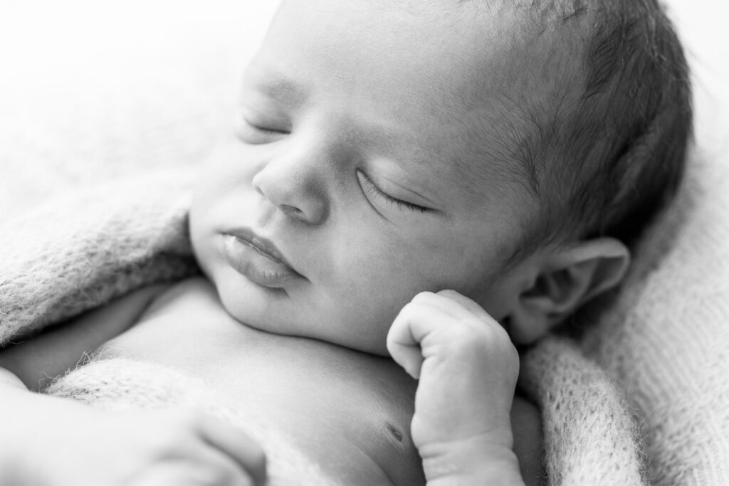 Minimalistische Neugeborenenfotos als Detailaufnahme der feinen Wimpern