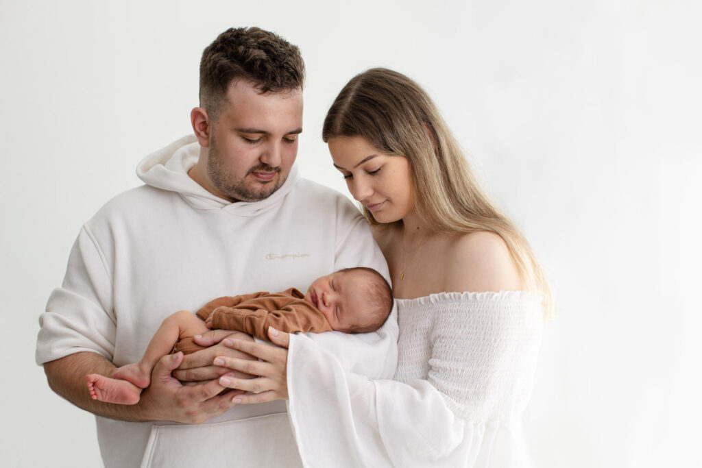 Minimalistische Neugeborenenfotos, die liebevolle Berührungen zeigen-2