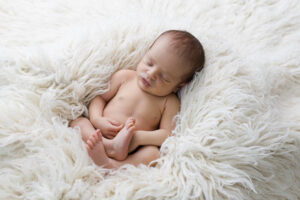 Minimalistische Neugeborenenfotos in entspannter, purer Pose