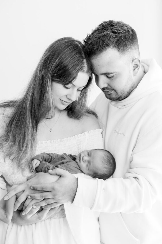 Minimalistische Neugeborenenfotos mit emotionalem Eltern-Baby-Moment