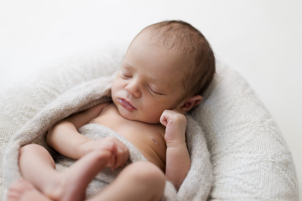 Minimalistische Neugeborenenfotos mit natürlichem Licht und ruhiger Atmosphäre
