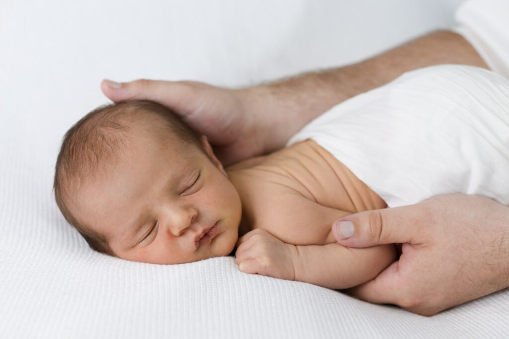 Minimalistische Neugeborenenfotos ohne Requisiten – pur und zeitlos